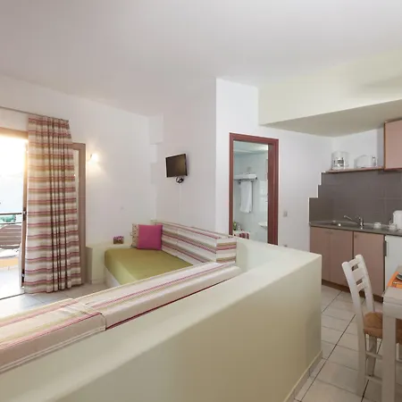 Latania アパートホテル 3*